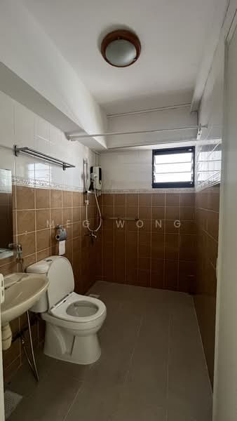 454 Clementi Avenue 3, 454 Clementi Avenue 3, 3 Bedrooms, 980 sqft, HDB Flat For Sale, by Meg Wong, 500234282 - Bathroom - PropertyGuru.com.sg