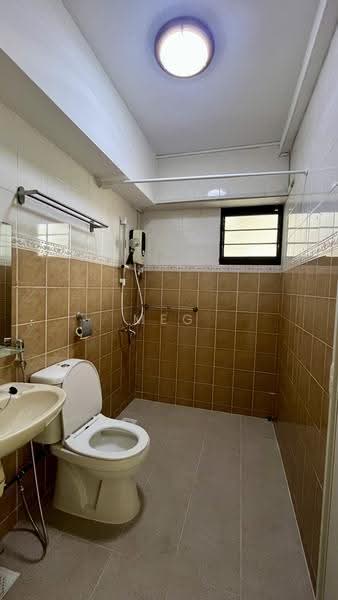 454 Clementi Avenue 3, 454 Clementi Avenue 3, Buona Vista / West Coast / Clementi New Town, 3 Bedrooms, 980 sqft, HDB Flat For Sale, by Meg Wong, 500234282 - Bathroom - PropertyGuru.com.sg