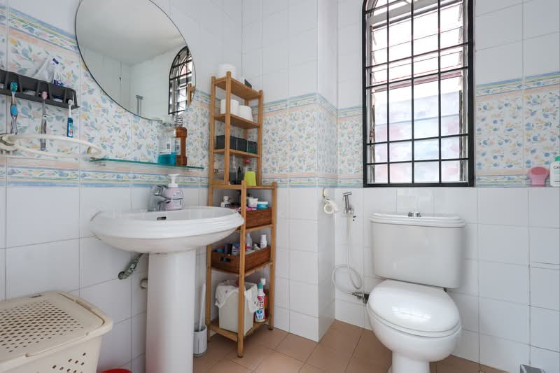 FREEHOLD Terrace in D21, Eng Kong Place, Greenridge Crescent, Clementi Park / Upper Bukit Timah, 5 Bedrooms, 2,400 sqft, Terraced House For Sale, by Phyllis Koh 郭艾廷, 500234304 - Bathroom - PropertyGuru.com.sg