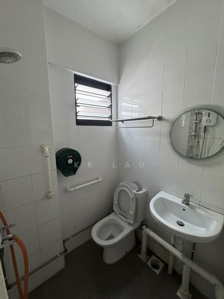 248 HOUGANG AVE 3, HOUGANG AVE 3, 2 Bedrooms, 764 sqft, HDB Flat For Sale, by KK Lau, 500234317 - Bathroom - PropertyGuru.com.sg