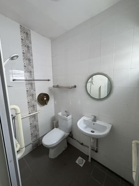248 HOUGANG AVE 3, HOUGANG AVE 3, 2 Bedrooms, 764 sqft, HDB Flat For Sale, by KK Lau, 500234317 - Bathroom - PropertyGuru.com.sg