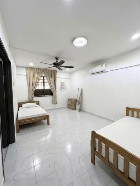 241 Bukit Batok East Avenue 5, 241 Bukit Batok East Avenue 5, 2 Bedrooms, 721 sqft, HDB Flat For Sale, by Erica Lee, 500234318 - Bedroom - PropertyGuru.com.sg