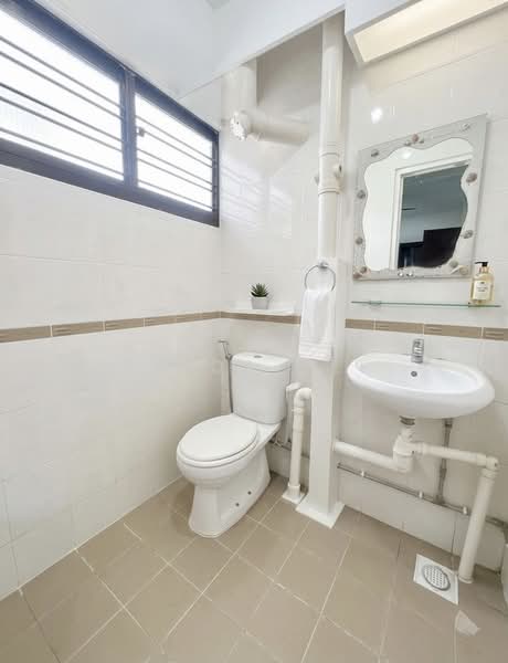 241 Bukit Batok East Avenue 5, 241 Bukit Batok East Avenue 5, 2 Bedrooms, 721 sqft, HDB Flat For Sale, by Erica Lee, 500234318 - Bathroom - PropertyGuru.com.sg