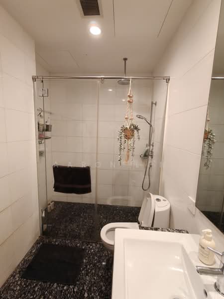 Visioncrest, 37 Oxley Rise, 1 Bedroom, 861 sqft, Condominium For Sale, by Aaron Lin, 500234319 - Bathroom - PropertyGuru.com.sg