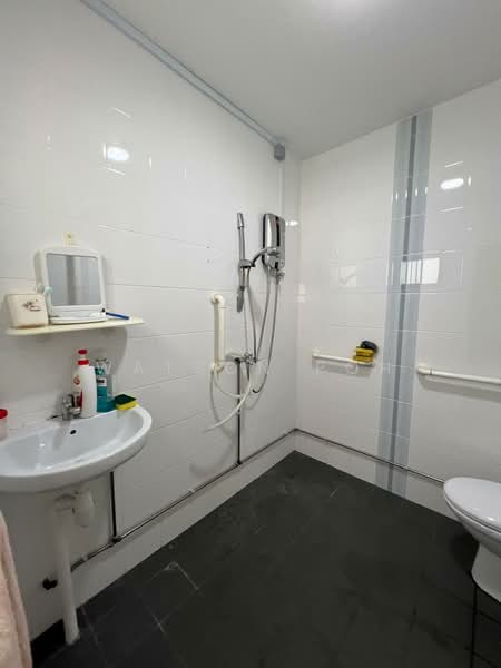 114 Bedok Reservoir Road, 114 Bedok Reservoir Road, 3 Bedrooms, 1,593 sqft, HDB Flat For Sale, by Watson Poh, 500234337 - Bathroom - PropertyGuru.com.sg