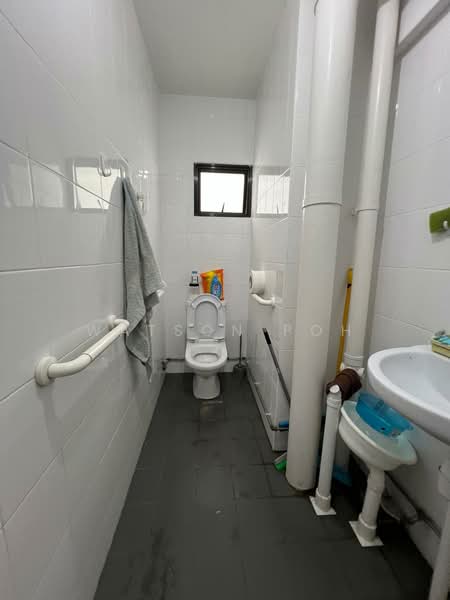 114 Bedok Reservoir Road, 114 Bedok Reservoir Road, 3 Bedrooms, 1,593 sqft, HDB Flat For Sale, by Watson Poh, 500234337 - Bathroom - PropertyGuru.com.sg