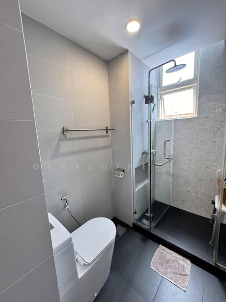 Ewe Boon Regent, 31 Ewe Boon Road, 3 Bedrooms, 1,033 sqft, Condominium For Sale, by Geraldine Gn, 500234348 - Bathroom - PropertyGuru.com.sg