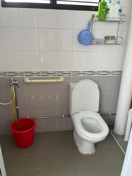 328 Serangoon Avenue 3, 328 Serangoon Avenue 3, Hougang / Punggol / Sengkang, Room Rental, 150 sqft, HDB Flat For Rent, by Rose Ting, 500234350 - Bathroom - PropertyGuru.com.sg