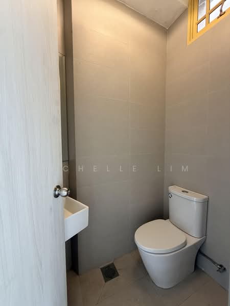 Orange Regency, 101 Fernhill Road, 4 Bedrooms, 1,776 sqft, Apartment For Rent, by Michelle Lim, 500234363 - Bathroom - PropertyGuru.com.sg