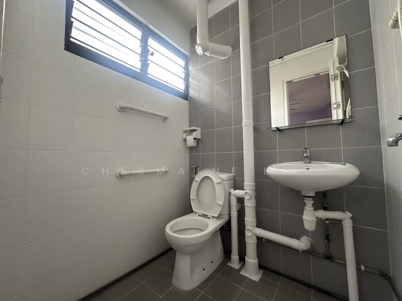 239 Bukit Batok East Avenue 5, 239 Bukit Batok East Avenue 5, 2 Bedrooms, 721 sqft, HDB Flat For Sale, by Chermaine Loh, 500234373 - Bathroom - PropertyGuru.com.sg