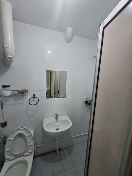 324 Bukit Batok Street 33, 324 Bukit Batok Street 33, 2 Bedrooms, 689 sqft, HDB Flat For Sale, by Nasser A L, 500234448 - Master Bathroom - PropertyGuru.com.sg