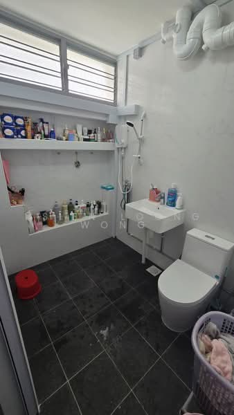 42 Circuit Road, 42 Circuit Road, 4 Bedrooms, 1,345 sqft, HDB Flat For Sale, by Hsien Loong Wong, 500234480 - Bathroom - PropertyGuru.com.sg