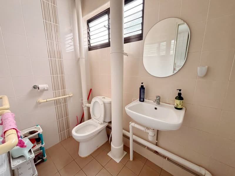 372 Clementi Avenue 4, 372 Clementi Avenue 4, Room Rental, 100 sqft, HDB Flat For Rent, by Nicole Chai, 500234501 - Bathroom - PropertyGuru.com.sg