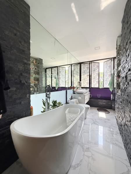 Sembawang Villas, Sembawang place, 5 Bedrooms, 4,000 sqft, Semi-Detached House For Sale, by Esther Zou, 500234510 - Bathroom - PropertyGuru.com.sg