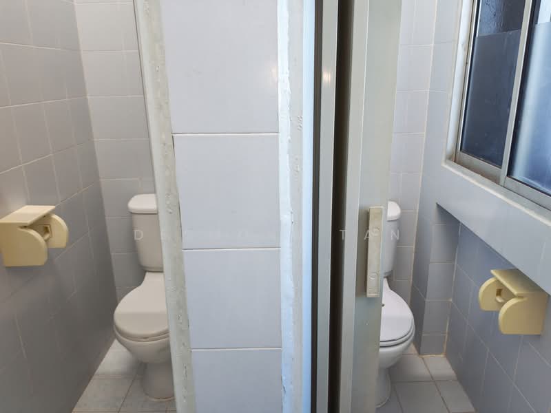 Crystal Time Building, 16 Tannery Lane, 2,925 sqft, Light Industrial (B1) For Rent, by Desmond Tan, 500234546 - Bathroom - CommercialGuru.com.sg