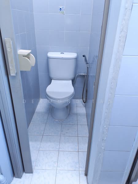 Crystal Time Building, 16 Tannery Lane, 2,925 sqft, Light Industrial (B1) For Rent, by Desmond Tan, 500234546 - Bathroom - CommercialGuru.com.sg