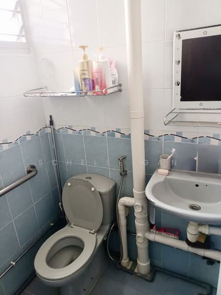 316 Clementi Avenue 4, 316 Clementi Avenue 4, Room Rental, 200 sqft, HDB Flat For Rent, by Schelle Gan, 500234551 - Bathroom - PropertyGuru.com.sg