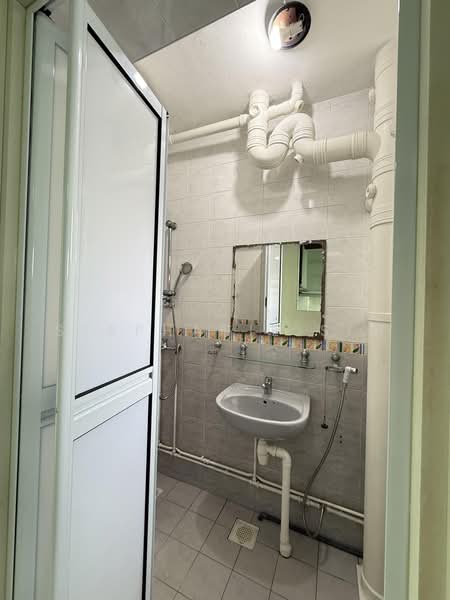 106 Punggol Field, 106 Punggol Field, 3 Bedrooms, 915 sqft, HDB Flat For Rent, by Stephanie Sim, 500234572 - Bathroom - PropertyGuru.com.sg