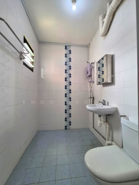 524 Hougang Avenue 6, 524 Hougang Avenue 6, Hougang / Punggol / Sengkang, 3 Bedrooms, 1,130 sqft, HDB Flat For Sale, by Khoo Maggie, 500234637 - Bathroom - PropertyGuru.com.sg