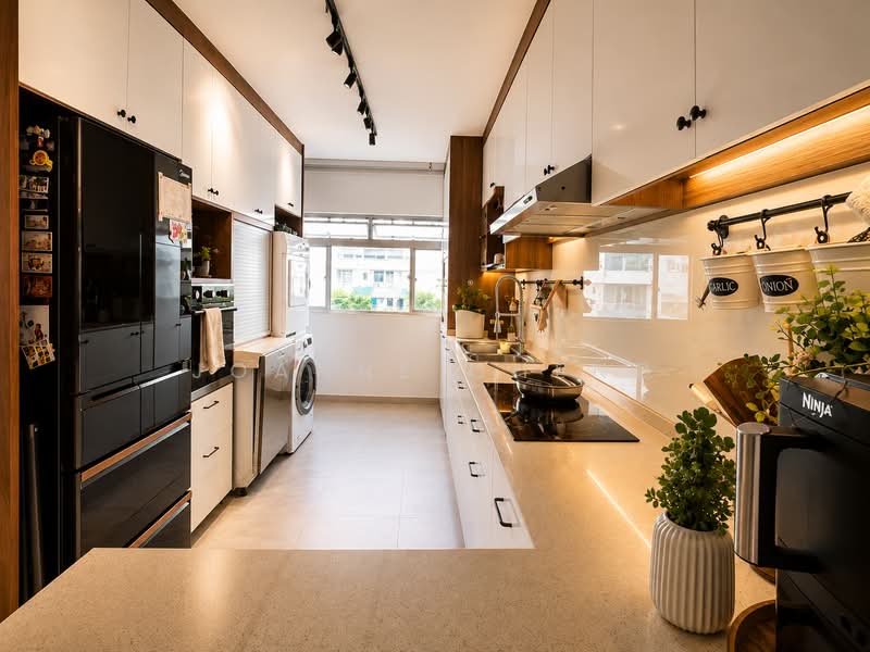 70 Bedok South Road, 70 Bedok South Road, 2 Bedrooms, 721 sqft, HDB Flat For Sale, by Joanne Cheng, 500234645 - Kitchen with bar counter - PropertyGuru.com.sg