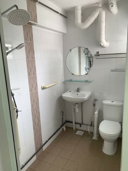 206 Bukit Batok Street 21, 206 Bukit Batok Street 21, 2 Bedrooms, 785 sqft, HDB Flat For Sale, by William Wong, 500234651 - Bathroom - PropertyGuru.com.sg