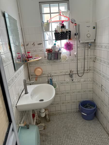 Cambridge Road, Cambridge Road, 3 Bedrooms, 986 sqft, Walk-up Apartment For Sale, by William Wong, 500234677 - Bathroom - PropertyGuru.com.sg