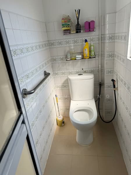 Cambridge Road, Cambridge Road, 3 Bedrooms, 986 sqft, Walk-up Apartment For Sale, by William Wong, 500234677 - Bathroom - PropertyGuru.com.sg