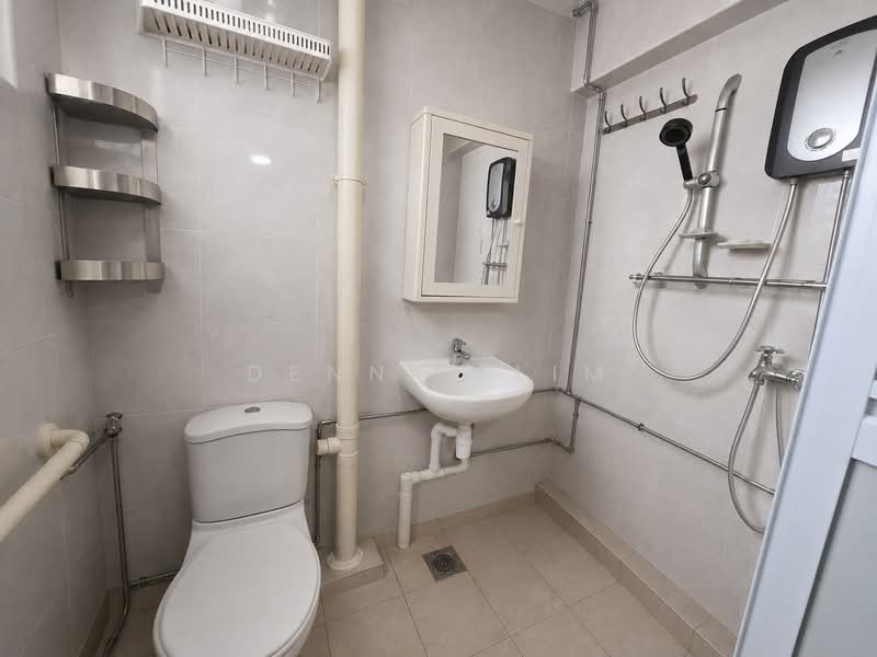 868 Yishun Street 81, 868 Yishun Street 81, 3 Bedrooms, 904 sqft, HDB Flat For Sale, by Dennis Lim, 500234701 - Bathroom - PropertyGuru.com.sg