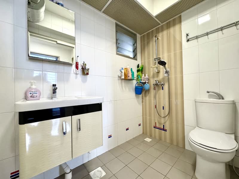 445A Bukit Batok West Avenue 8, 445A Bukit Batok West Avenue 8, 3 Bedrooms, 1,001 sqft, HDB Flat For Sale, by Douglas Chew, 500234740 - Bathroom - PropertyGuru.com.sg