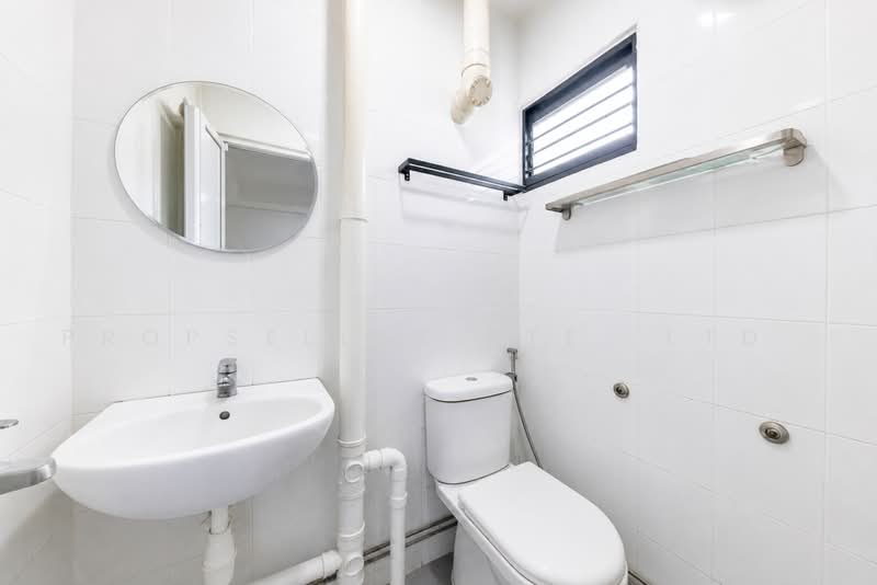 231 Ang Mo Kio Avenue 3, 231 Ang Mo Kio Avenue 3, 3 Bedrooms, 990 sqft, HDB Flat For Sale, by Elaine Wong, 500234750 - Bathroom - PropertyGuru.com.sg