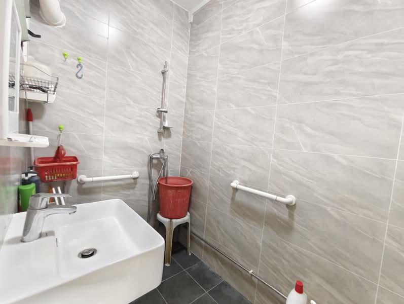 739 Jurong West Street 73, 739 Jurong West Street 73, 4 Bedrooms, 1,355 sqft, HDB Flat For Sale, by Alex Lim, 500234769 - Bathroom - PropertyGuru.com.sg