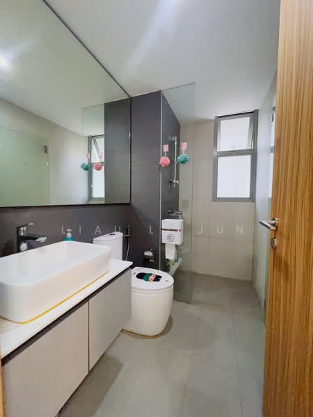 FLO Residence, 13 Punggol Field Walk, 2 Bedrooms, 861 sqft, Condominium For Sale, by Liau Li Jun, 500234771 - Bathroom - PropertyGuru.com.sg