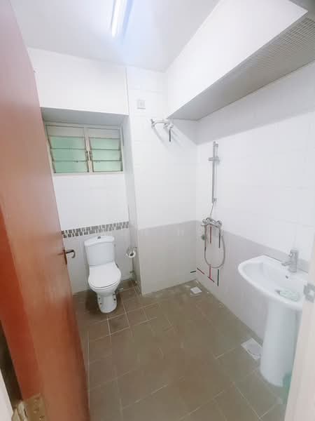 38D Bendemeer Road, 38D Bendemeer Road, 2 Bedrooms, 743 sqft, HDB Flat For Sale, by Veron Heng, 500234832 - Bathroom - PropertyGuru.com.sg