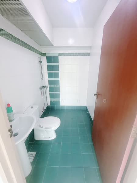 38D Bendemeer Road, 38D Bendemeer Road, 2 Bedrooms, 743 sqft, HDB Flat For Sale, by Veron Heng, 500234832 - Bathroom - PropertyGuru.com.sg