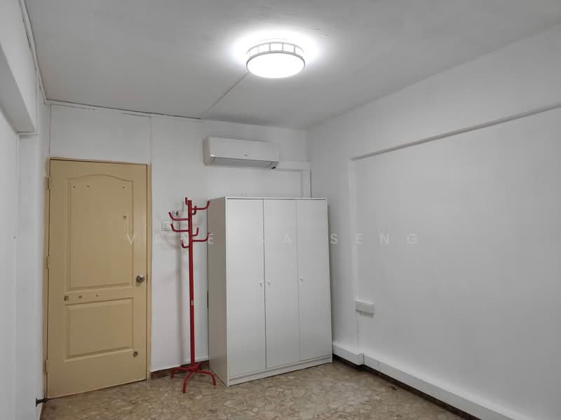 304 Clementi Avenue 4, 304 Clementi Avenue 4, 2 Bedrooms, 720 sqft, HDB Flat For Rent, by Vanessa Seng, 500234838 - Master Bedroom Ensuite with Queen - PropertyGuru.com.sg