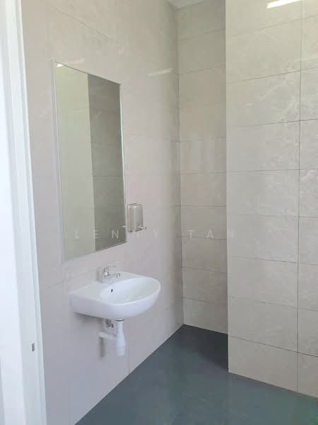 REVV, 1 Corporation Drive, 1,855 sqft, Factory / Workshop (B2) For Rent, by Lenny Tan, 500234854 - Bathroom - CommercialGuru.com.sg