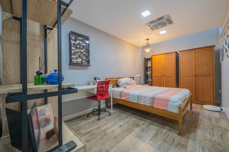 Super Cheap Corner Terrace in Serangoon Garden, , 7 Bedrooms, 3,660 sqft, Corner Terrace For Sale, by Stella Tan, 500234927 - Bedroom - PropertyGuru.com.sg