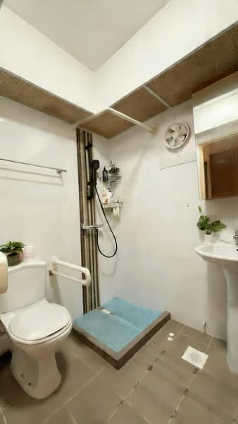 667A Punggol Drive, 667A Punggol Drive, 2 Bedrooms, 732 sqft, HDB Flat For Sale, by Renae Sim, 500234983 - Bathroom - PropertyGuru.com.sg