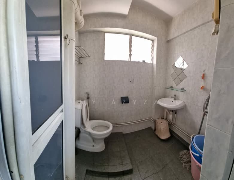 611 Clementi West Street 1, 611 Clementi West Street 1, 2 Bedrooms, 796 sqft, HDB Flat For Rent, by Amy Azyza, 500235010 - Bathroom - PropertyGuru.com.sg