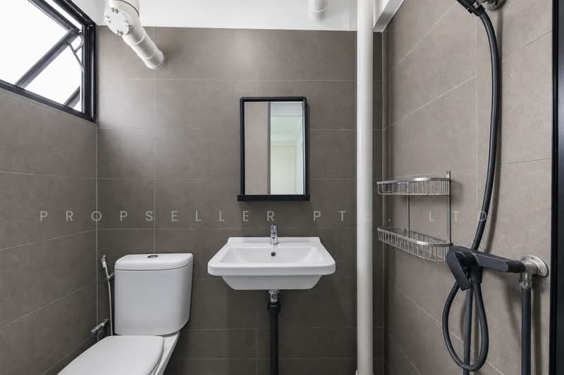 606 Ang Mo Kio Avenue 5, 606 Ang Mo Kio Avenue 5, 2 Bedrooms, 721 sqft, HDB Flat For Sale, by Elaine Wong, 500235025 - Bathroom - PropertyGuru.com.sg