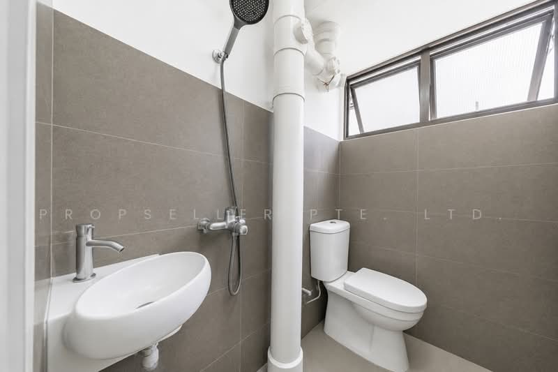 606 Ang Mo Kio Avenue 5, 606 Ang Mo Kio Avenue 5, 2 Bedrooms, 721 sqft, HDB Flat For Sale, by Elaine Wong, 500235025 - Bathroom - PropertyGuru.com.sg