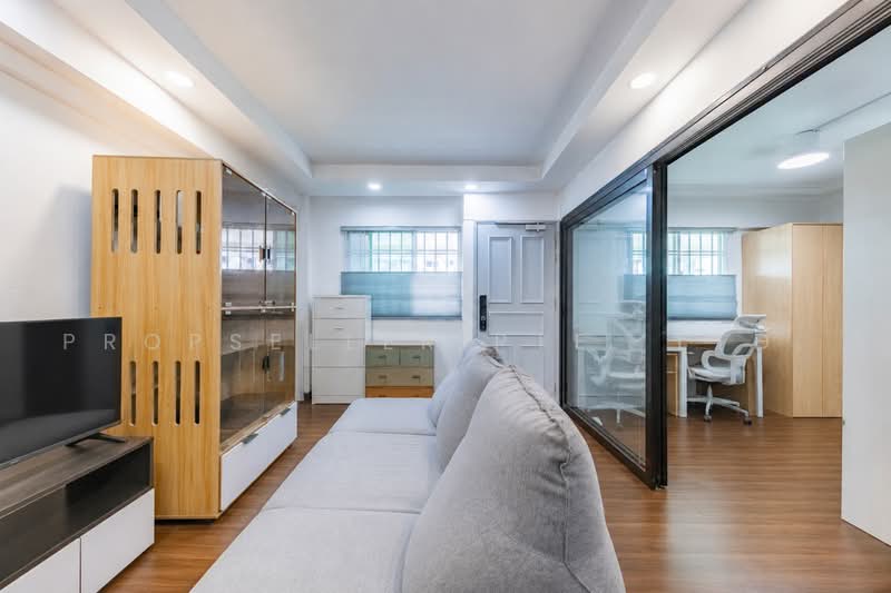 606 Ang Mo Kio Avenue 5, 606 Ang Mo Kio Avenue 5, 2 Bedrooms, 721 sqft, HDB Flat For Sale, by Elaine Wong, 500235025 - Living Room - PropertyGuru.com.sg