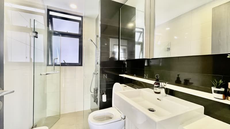 Gem Residences, , 3 Bedrooms, 936 sqft, Condominium For Sale, by Kevin Tang, 500235046 - Bathroom - PropertyGuru.com.sg