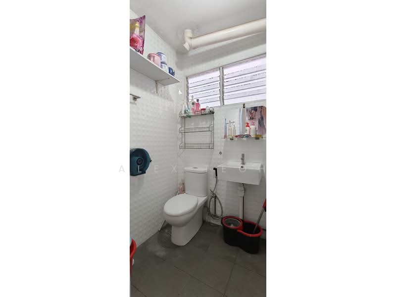 410 Bukit Batok West Avenue 4, 410 Bukit Batok West Avenue 4, Room Rental, 100 sqft, HDB Flat For Rent, by Alex Teoh, 500235092 - Bathroom - PropertyGuru.com.sg
