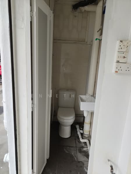 183 Toa Payoh Central, , 300 sqft, Shop / Shophouse For Rent, by KENNETH SIM, 500235131 - Bathroom - CommercialGuru.com.sg