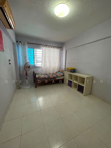 413 Jurong West Street 42, 413 Jurong West Street 42, 3 Bedrooms, 1,119 sqft, HDB Flat For Sale, by Noel DRAGON Tan, 500235179 - Bedroom - PropertyGuru.com.sg
