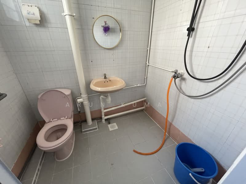 404 Yishun Avenue 6, 404 Yishun Avenue 6, 3 Bedrooms, 904 sqft, HDB Flat For Sale, by Arun Kumar, 500235181 - Bathroom - PropertyGuru.com.sg