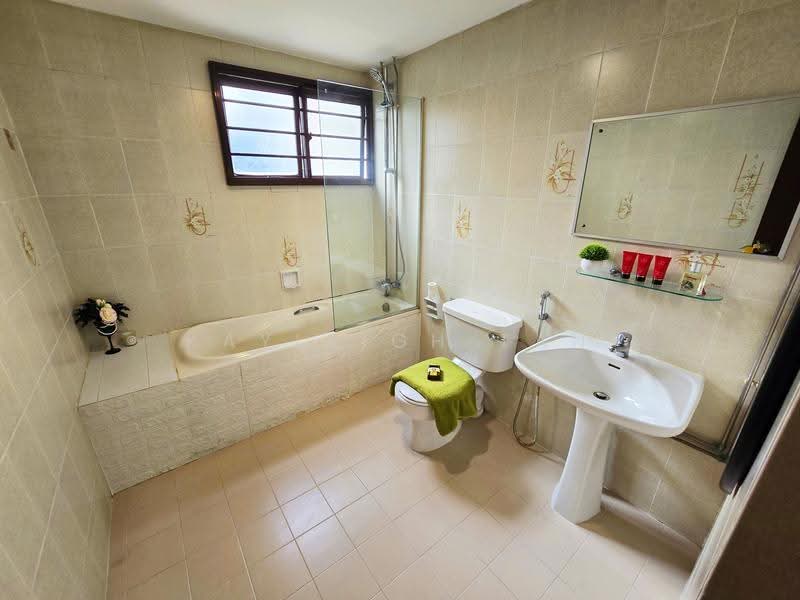 The Beaumont, 147 Devonshire Road, Orchard / River Valley, 4 Bedrooms, 2,206 sqft, Condominium For Sale, by Kayleigh Tan, 500235211 - Common Bathroom - PropertyGuru.com.sg
