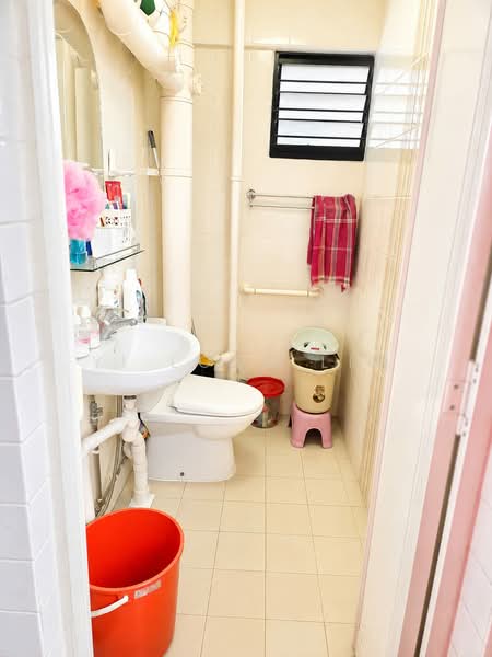 492 Jurong West Street 41, 492 Jurong West Street 41, 2 Bedrooms, 689 sqft, HDB Flat For Sale, by Yi Long Lim, 500235274 - Bathroom - PropertyGuru.com.sg