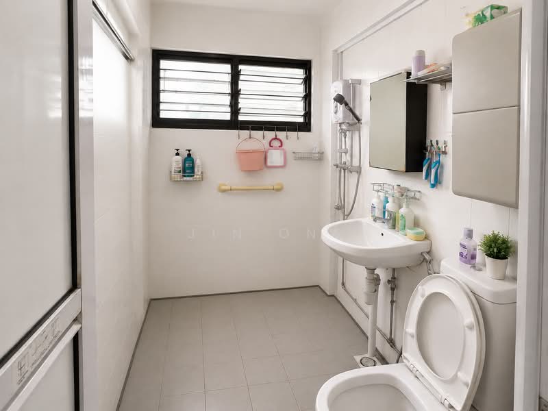 790 Yishun Avenue 2, 790 Yishun Avenue 2, 3 Bedrooms, 1,313 sqft, HDB Flat For Sale, by Jin Ong, 500235291 - Bathroom - PropertyGuru.com.sg